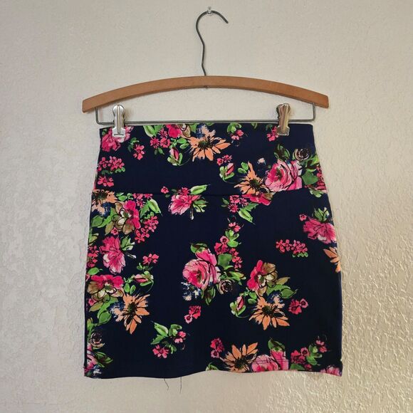 Love Culture Floral Mini Skirt Size Small - Picture 3 of 5